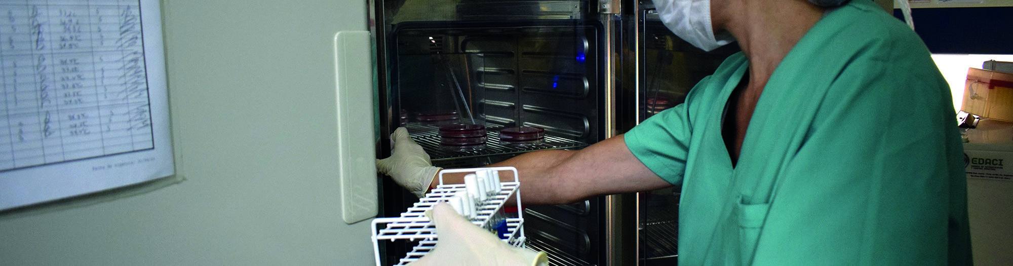Bioquímica de Laboratorio Lister trabajando en cabina de siembra